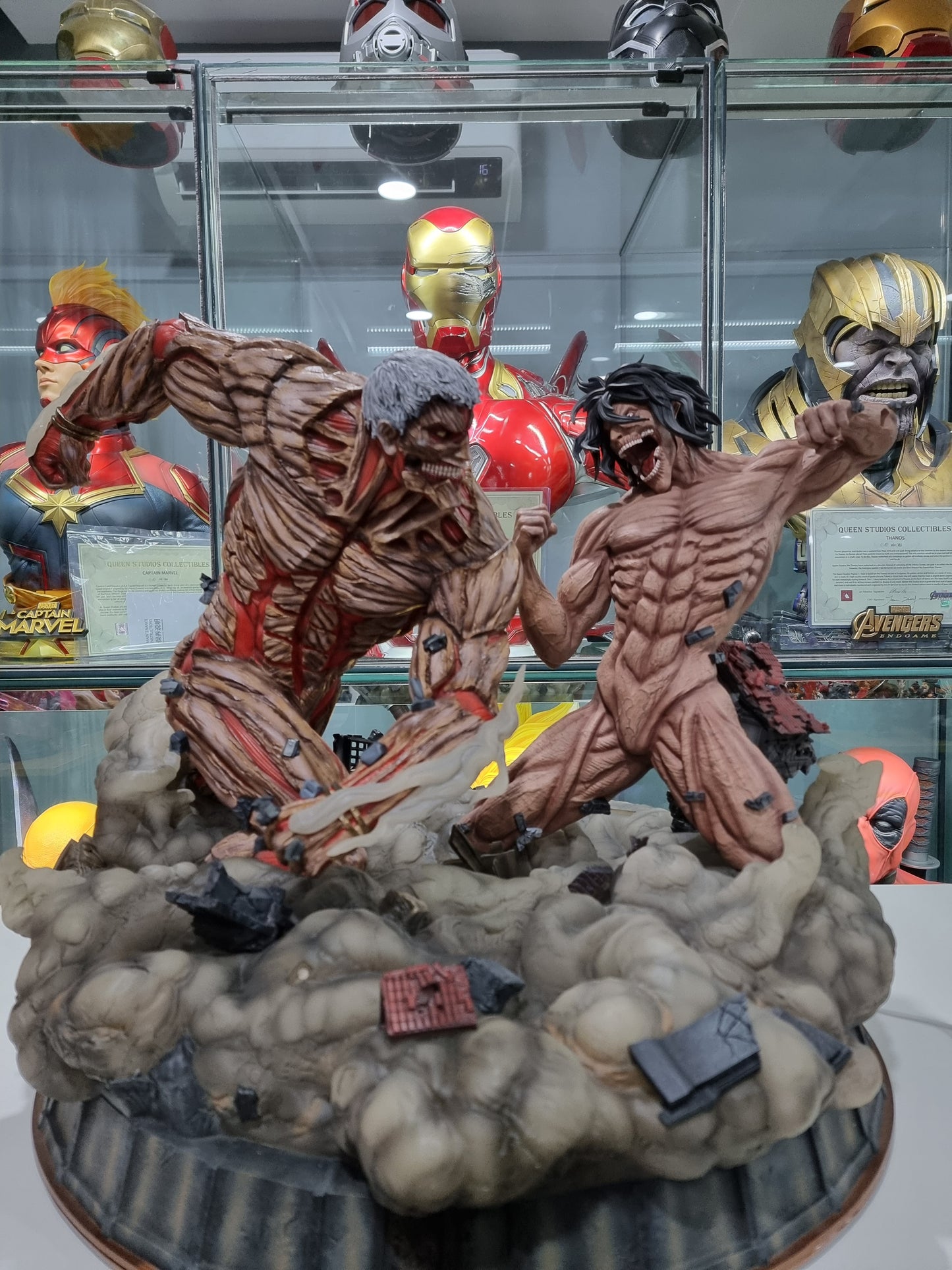 FIGURAMA - ATTACK TITAN VS ARMORED TITAN (Resin)(SHINGEKI NO KYOJIN)